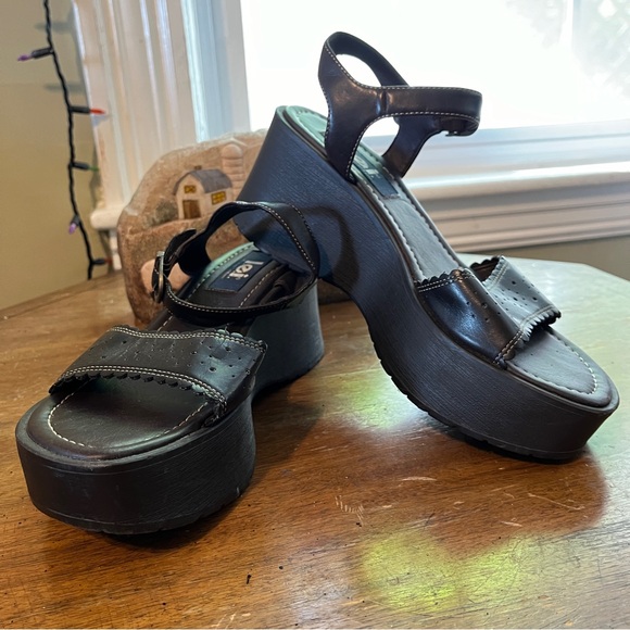 *SOLD* L.E.I. vintage platform sandals - Picture 3 of 8